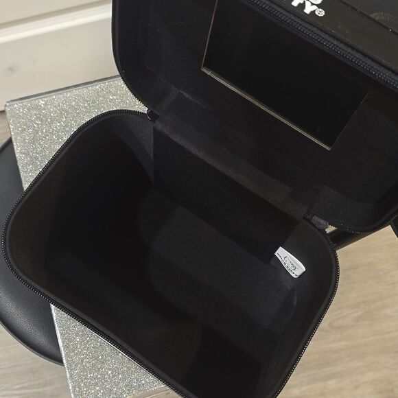 FUL X Hello Kitty Travel Cosmetic Case - Picture 11 of 11